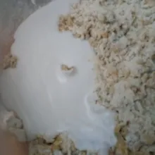 Masukkan santan dan susu cair, aduk rata hingga kalis