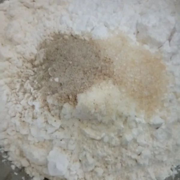 Dalam wadah, masukkan tepung terigu, tepung tapioka, merica bubuk, garam, penyedap rasa dan gula putih. aduk rata