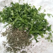 Tambahkan seledri dan parsley, aduk rata