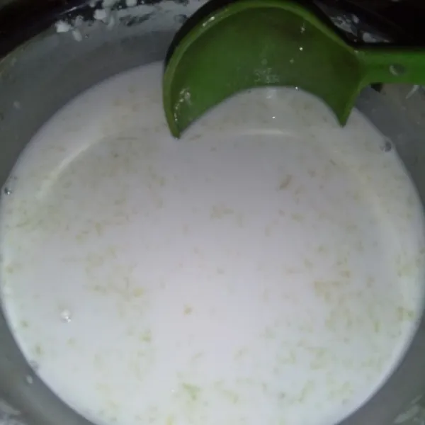 Tuangkan tepung tapioka ke dalam wadah. Lalu tambahkan air, penyedap rasa, garam, gula, dan bawang putih yang sudah dihaluskan. Aduk hingga merata.