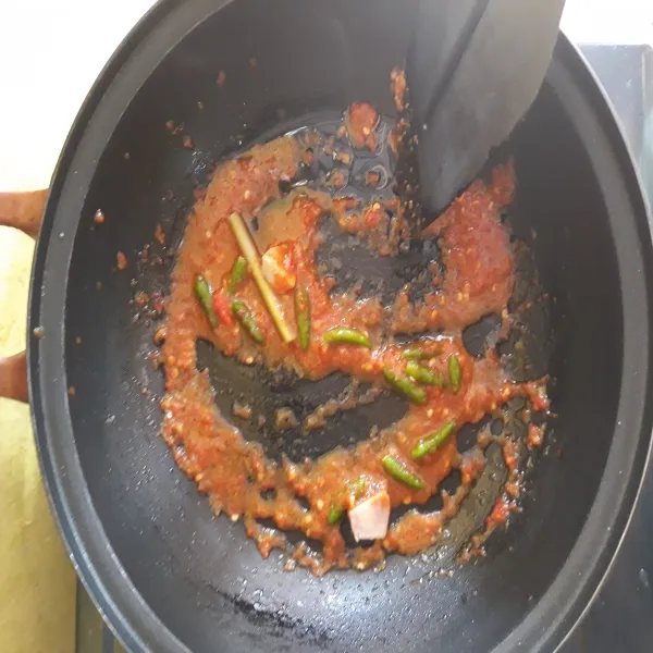 Tumis bumbu halus dan terasi sampai wangi. Masukkan jahe, serai, dan daun jeruk. Tambahkan cabe rawit.