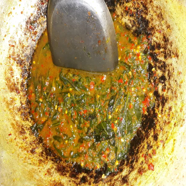 Tumis bumbu halus sampai wangi, masukkan daun singkong. Beri garam dan koreksi rasa.