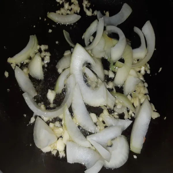 Panaskan mentega, tumis bawang putih dan bawang bombai hingga harum