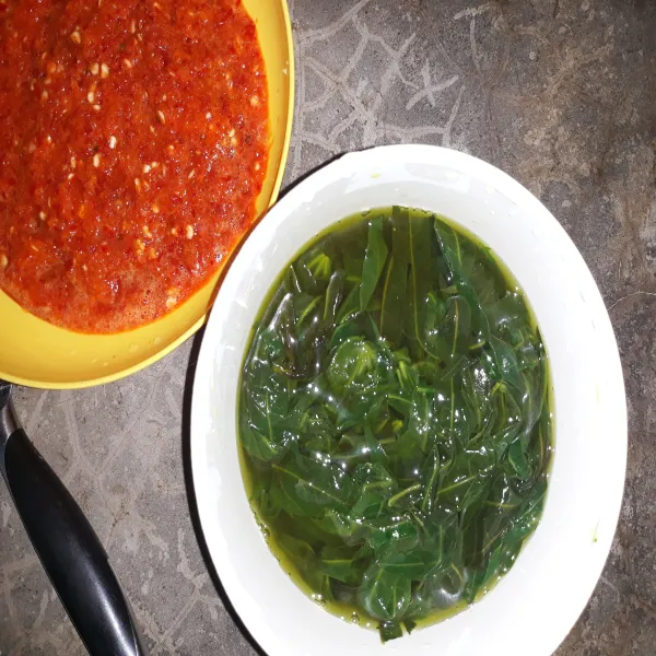 Haluskan cabe,bawang dan terasi. Siram daun singkong dengan air matang.