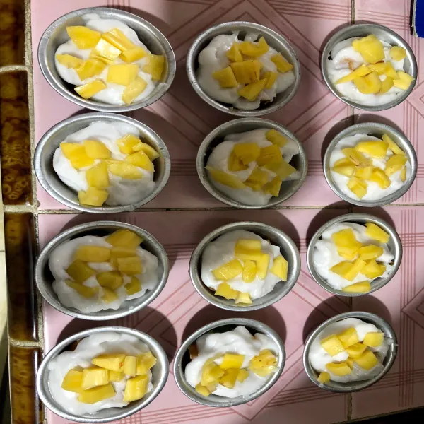 Tuang adonan bubur sumsum lalu atasnya diberikan buah nangka.