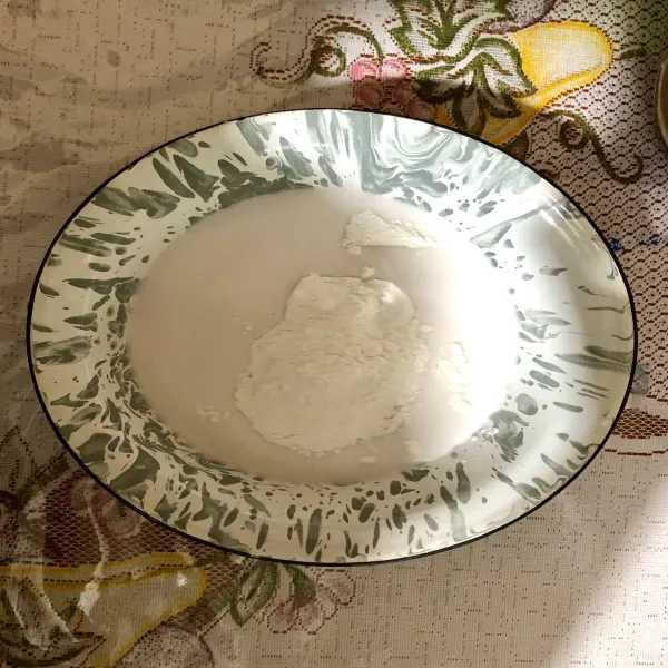 Campurkan air santan , garam, daun pandan dan tepung beras lalu masak dengan api kecil sambil diaduk.