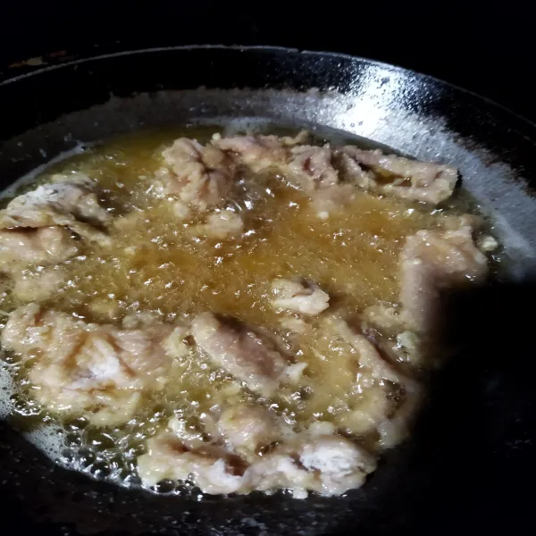 Panaskan minyak goreng secukupnya, lalu  jika minyak sudah panas, masukkan kulit ayam yang sudah dilapisi tepung ke dalam wajan.