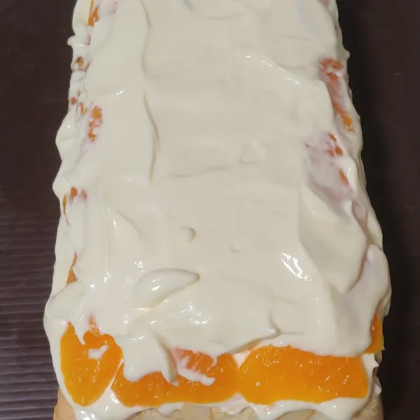 Tutup lagi dengan whipping cream dan cake masukan kulkas semalaman atau 3 jam, begitu mau disantap beri taburan gula halus di atasnya