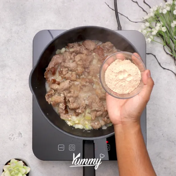 Tambahkan brown sauce, garam dan lada hitam ke dalamnya lalu masak hingga mendidih.