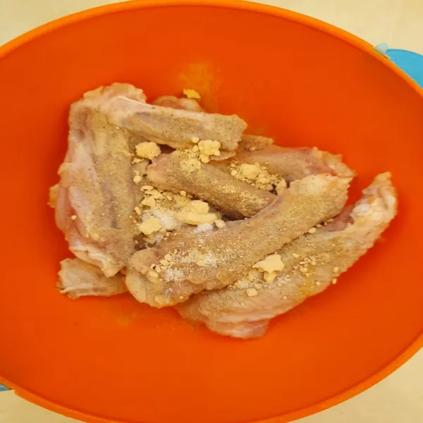 Marinasi ayam dengan bawang putih, garam dan merica, diamkan selama 30 menit