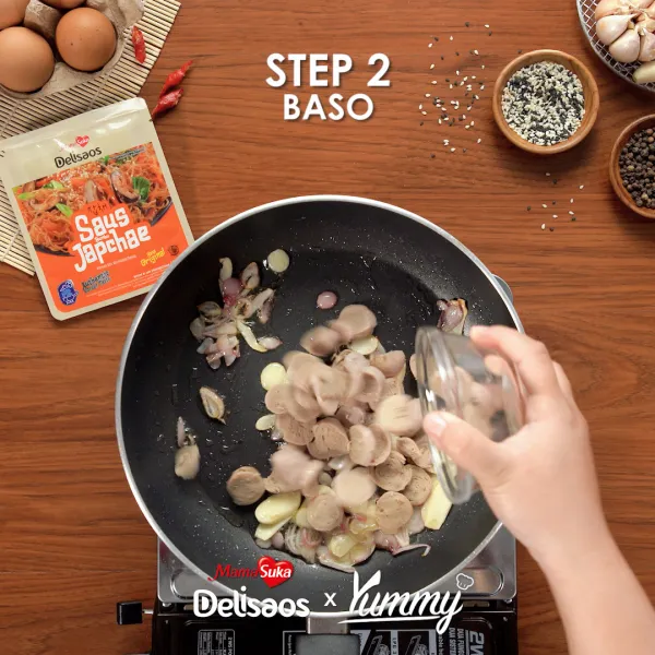 Masukkan bakso, telur dan merica, kemudian orak arik telur dan bakso hingga matang. Tambahkan cabai merah dan cabai rawit serta tomat. Masak hingga tomat layu.