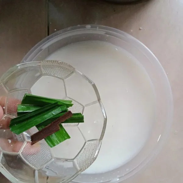 Masukkan potongan pandan dan kayu manis