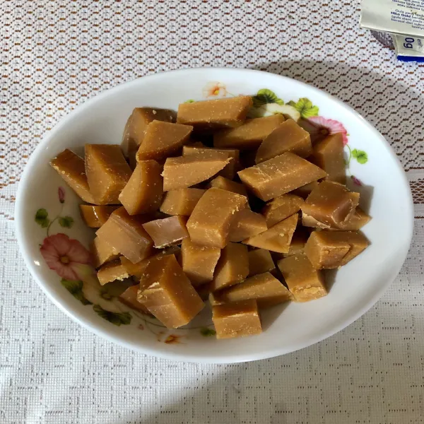 Potong dadu kue keranjang atau sesuai selera.