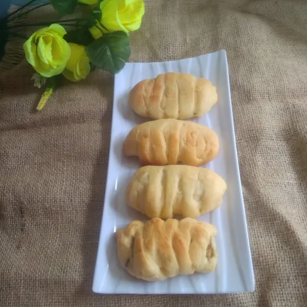 Jika sudah matang, keluarkan dari oven dan oles dengan butter dan siap disajikan.
