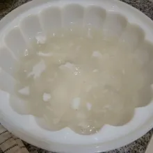 Tuang sisa larutan agar - agar air kelapa muda, biarkan set