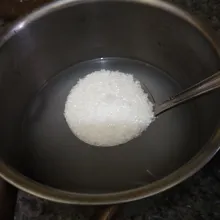 Panci yang berisi 500 ml, beri 2 sendok sayur gula pasir aduk rata masak hingga mendidih, matikan kompor hilangkan uap panasnya