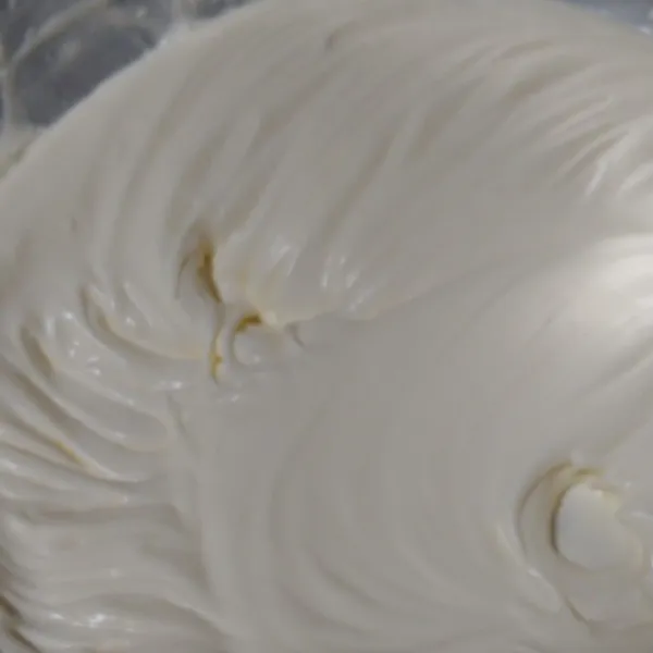 Kocok whipping cream sampai kaku