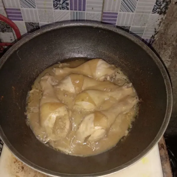 Kecilkan api, masak hingga air menyusut hampir habis.