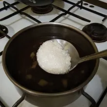 Masak air kelapa muda dengan gula merah, tambahkan 1 sendok sayur gula pasir, aduk rata masak hingga mendidih, matikan kompor, hilangkan uap panasnya