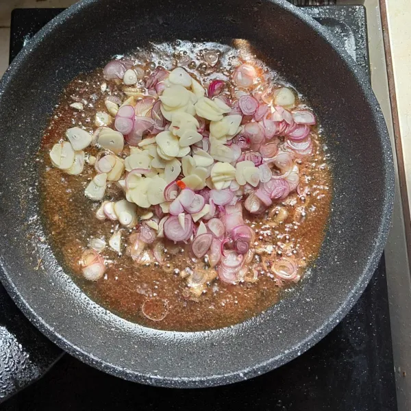 Setelah ikan matang, tumis bawamg merah dan bawang putih dengan minyak sisa goreng ikan hingga harum