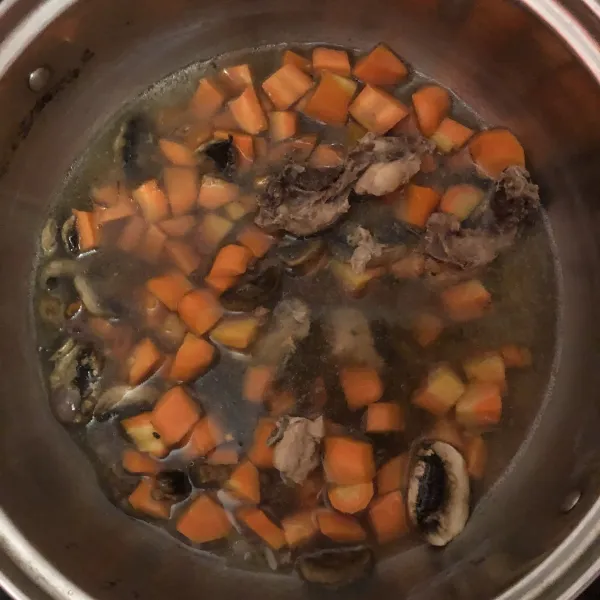 Tumis bawang merah, bawang putih, cabe, dan jamur sampai harum. Lalu masukkan wortel dan beri bumbu.