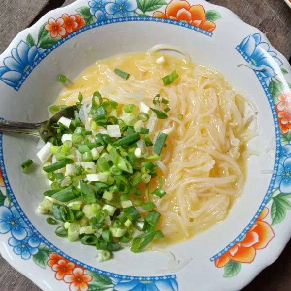 Masukkan irisan daun bawang dan aduk rata.