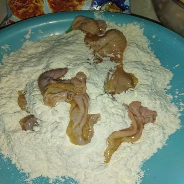 Lalu masukkan kulit ayam secukupnya ke dalam tepung.