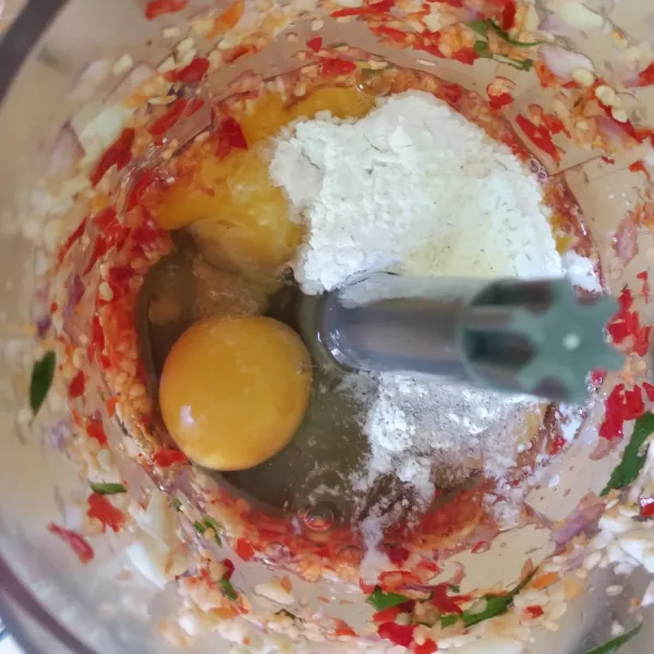 Masukkan telur, tepung beras, garam, gula, lada bubuk dan kaldu bubuk kemudian kocok sebentar