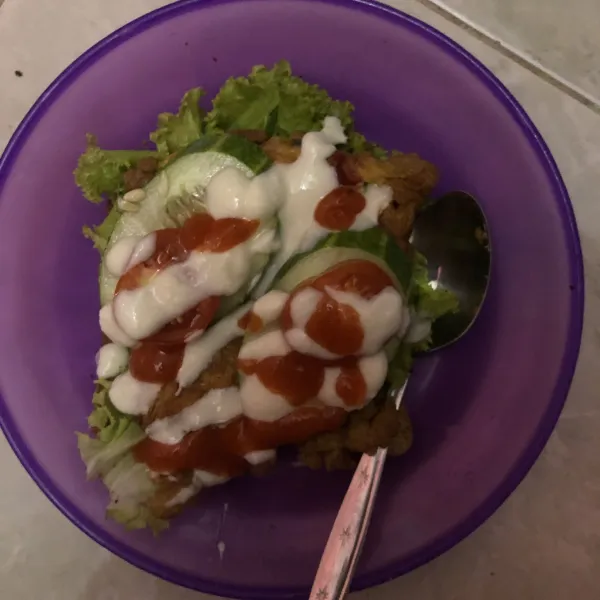 Lalu beri pelengkap tutup dengan roti tawar. Sajikan.