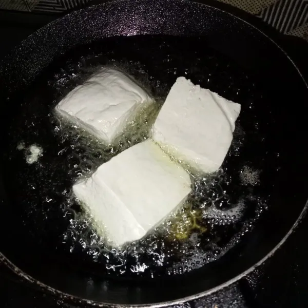 Goreng tahu hingga matang, tiriskan.