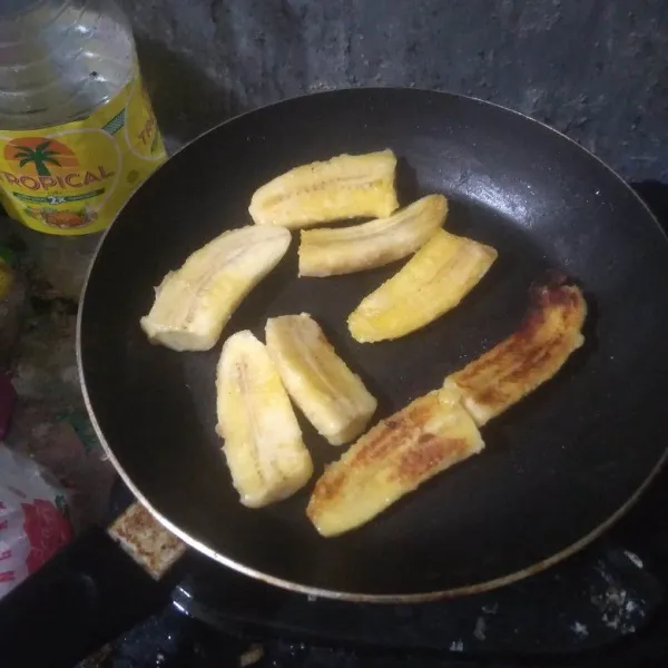 Panaskan margarin, panggang pisang hingga matang. Sisihkan.