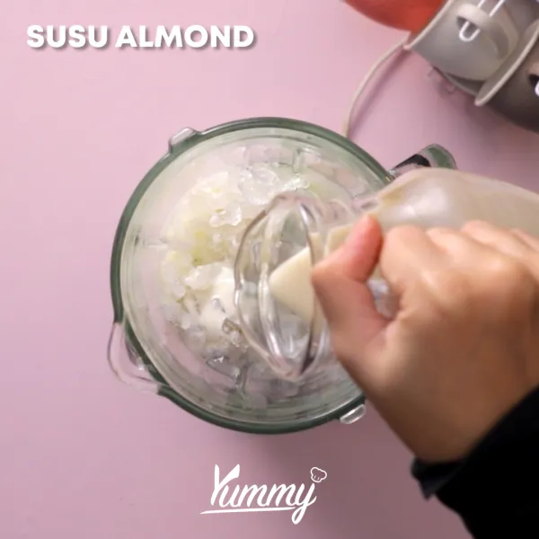 Tuangkan susu almond.