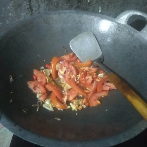 Masukkan irisan tomat dan cabai, aduk rata.