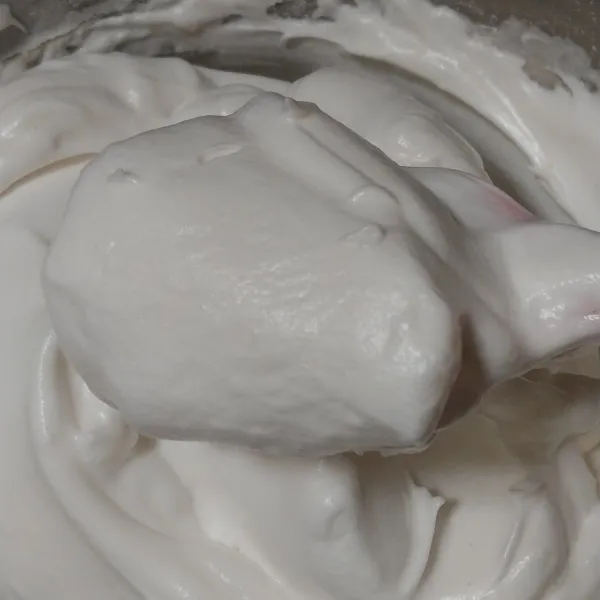 Turunkan speed lalu tuang tepung maezena, aduk sampai merata