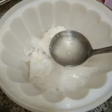 Siapkan cetakan yang sudah dibasahi air, tuang daging kelapa muda, beri larutan yang baru saja dimasak, tuang sedikit dulu setinggi daging kelapa muda, biarkan set