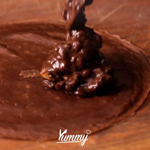 Setelah kulit dingin, beri isian Vla Coklat Crispy Pisang #YummyResepDasar, kemudian lipat menyerupai gulungan.