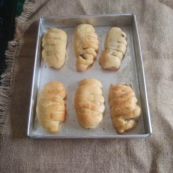Masukkan dalam oven yang sudah dipanaskan sebelumnya. Panggang selama 20 menit dengan suhu 170 derajat menggunakan api bawah dan 5 menit dengan api atas atau sesuaikan dengan oven masing-masing.