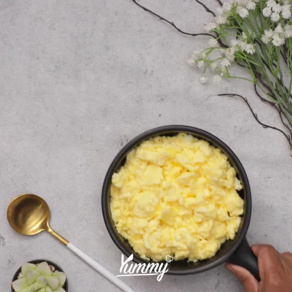 Setelah terbentuk scramble angkat dan sajikan sesuai selera dengan menambahkan parsley diatasnya.