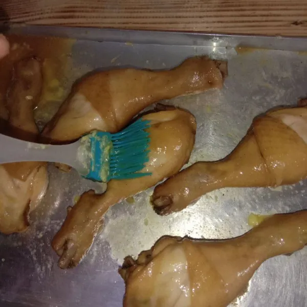 Campurkan madu dan butter, olesi ayam hingga rata.