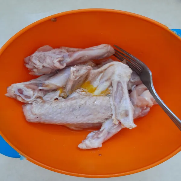 Tuang kocokan telur ke dalam ayam, aduk rata