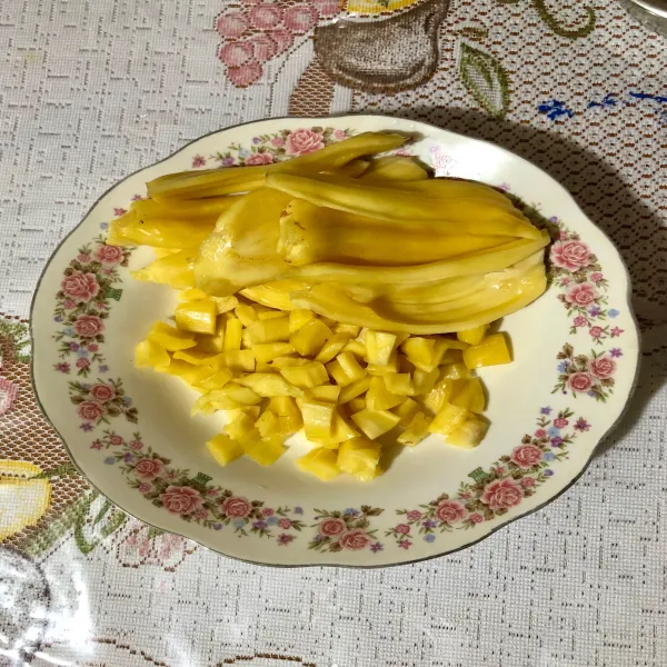 Potong dadu nangka atau sesuai selera.