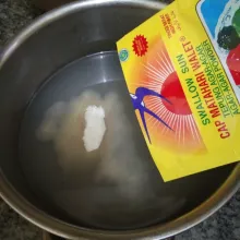 Dalam panci campur air kelapa dan agar - agar plain, aduk rata