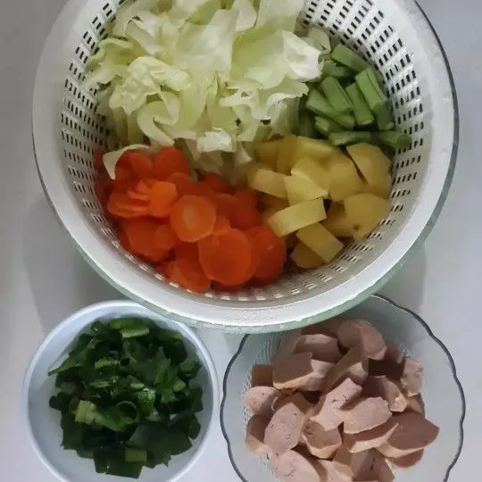Siapkan sayuran potong-potong lalu cuci bersih
