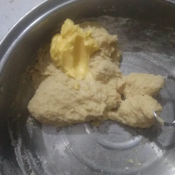 Uleni hingga setengah kalis lalu tambahkan butter. Uleni kembali hingga kalis elastis.