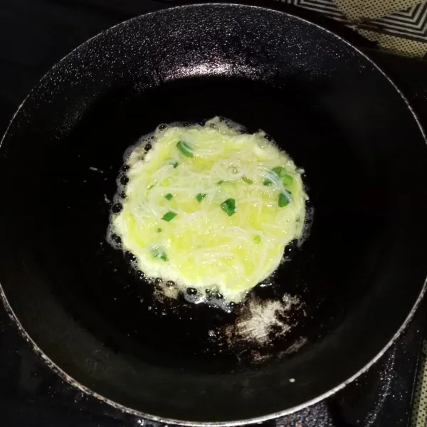 Panaskan teflon dan beri sedikit minyak goreng, masukkan 2 sdm adonan dan masak dengan api kecil.
