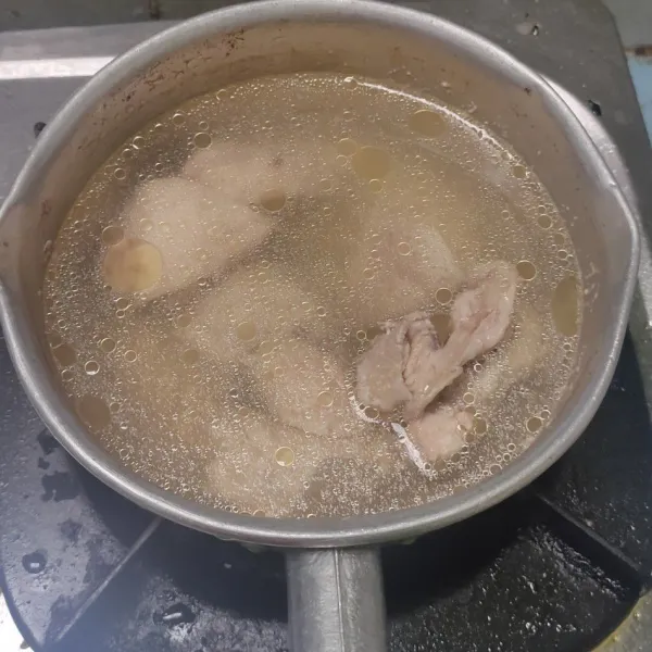 Cuci bersih dan potong ayam sesuai selera. Masak hingga matang.