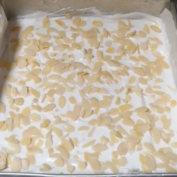 Tuang adonan ke dalam loyang yang sudah dioles tipis margarin dan dikasih alas kertas roti. Panggang selama 25 menit dengan suhu 170 derajat celcius atau sesuaikan oven masing-masing
