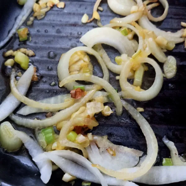Panaskan sedikit minyak ke dalam wajan lalu tumis bawang bombay dan bawang putih.