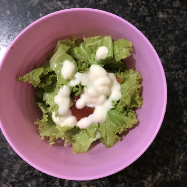 potong2 selada beri mayonaise, saos tomat , saos sambal aduk rata dalam mangkuk