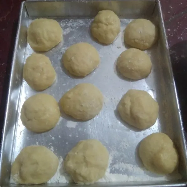 Bagi menjadi 12 bagian sama rata.